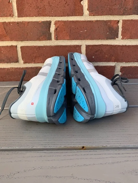 On Running Cloudflow Sneaker - Picture 10 of 12